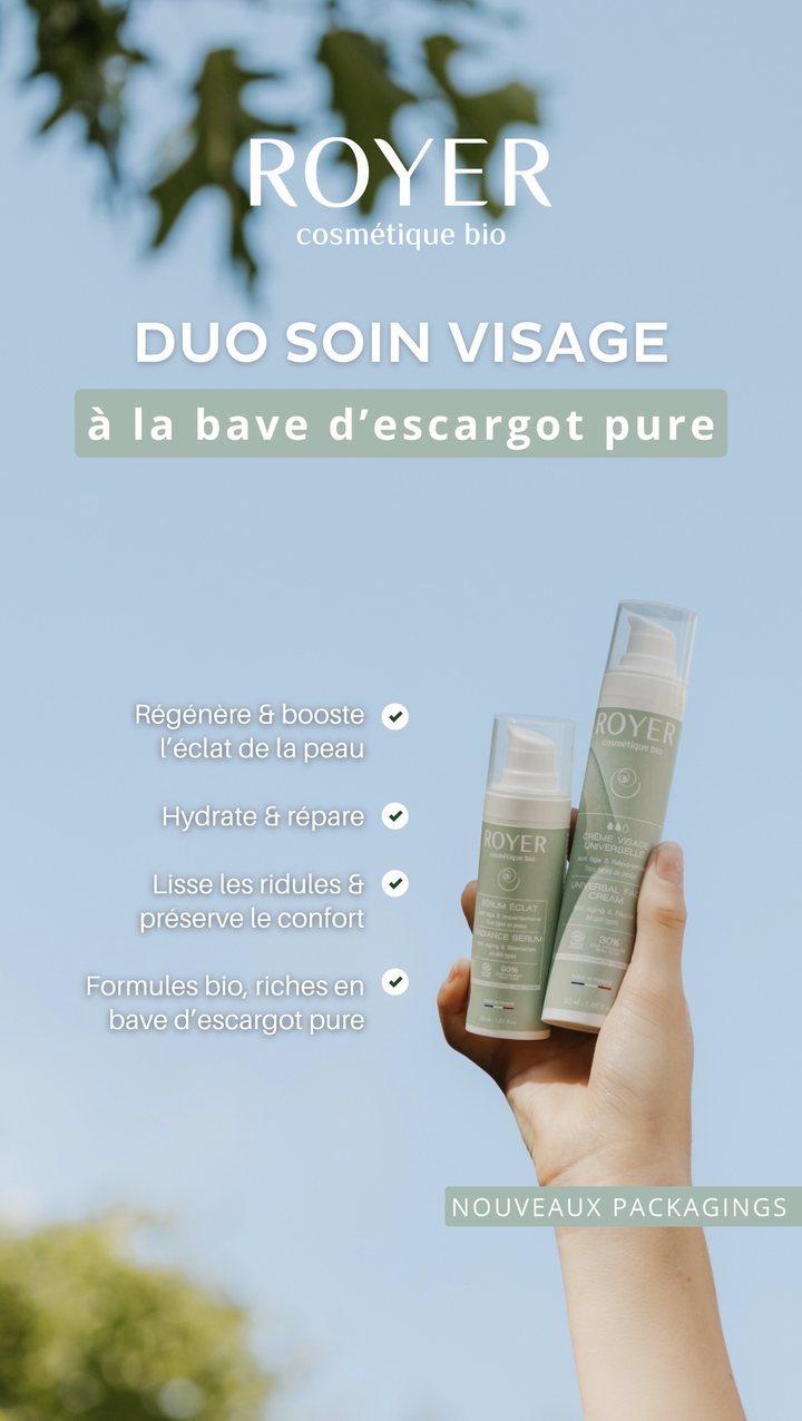 Le Sérum Éclat et la Crème Visage Universelle Royer, tenus à la main devant un ciel bleu